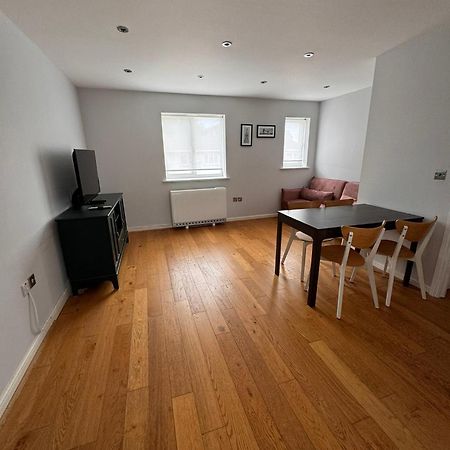 2-Bedroom Flat Walking Distance To Excel London - Perfect Location! מראה חיצוני תמונה